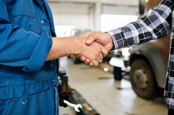 Handshake of technician of car 444777