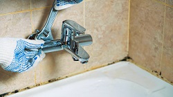 Installing a faucet 481023