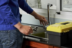 Man repairing the crane 469520